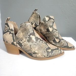 Universal threads embossed snake skin ankle boots size 7 1/2